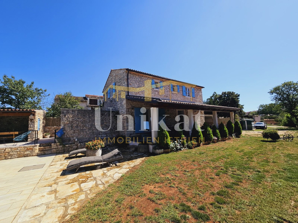 Tenuta con casa in pietra ristrutturata, giardino e piscina